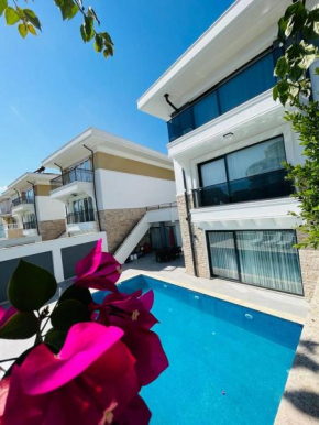 Havuzlu sıfır lüx denize nazır villa